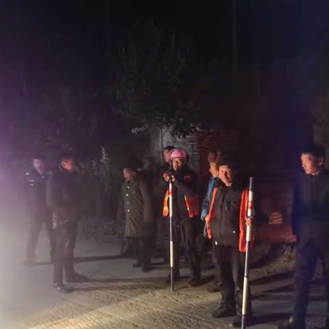 2019年1月1日晚，大峪镇综信主任郭志旗和派出所民警督查各村夜间巡逻情况。