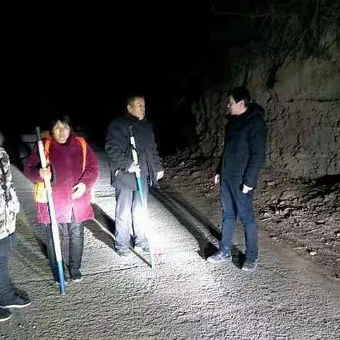 2018年1月3日晚，大峪镇党委副书记周营伟和镇派出所民警督查夜间巡逻情况。