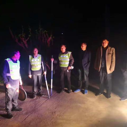 2019年4月10日，大峪镇综信主任郭志旗和派出所值班民警督查各村夜间巡逻情况。