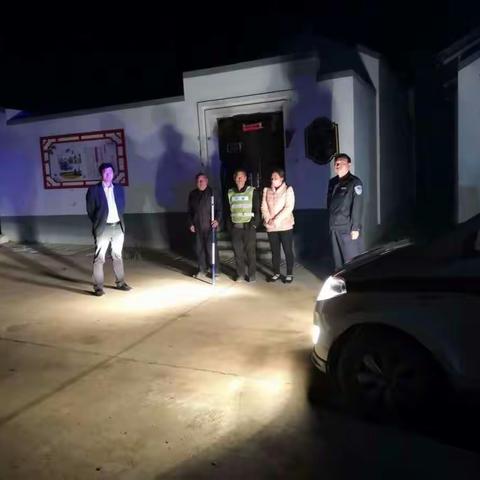 2019年4月21日，大峪镇党委副书记周营伟和派出所值班民警入村督查夜间巡逻情况。