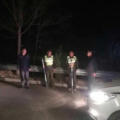 4月6日，大峪镇常务副镇长张强入村督查夜间巡逻