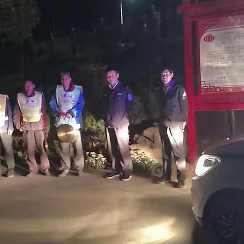 2019年5月9日晚，大峪镇党委副书记周营伟和派出所值班民警入村督查各村夜间巡逻情况。 