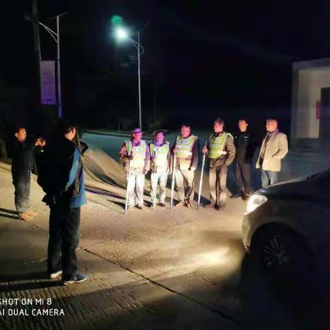 2019年3月31日，大峪镇刘军严主任和派出所值班民警入村督查各村夜间巡逻情况。