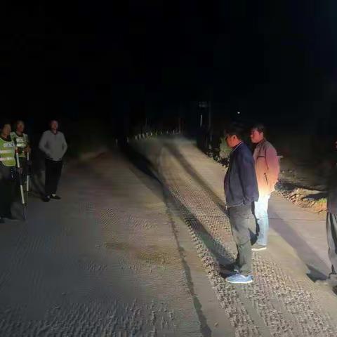 2019年4月1日，大峪镇综信主任郭志旗和派出所值班民警入村督查各村夜间巡逻情况。