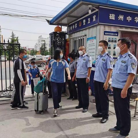 少年复学日，公安护航时