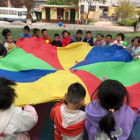 我们幼儿园的生活丰富多彩，我们小朋友不仅能施展才能，还能一起游戏，一起学习知识。今天就让我一起回顾。