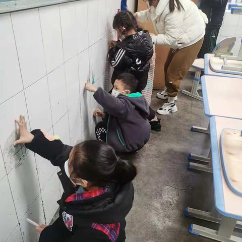 为迎接区德育工作大检查，1.1班进行了卫生大扫除。孩子们年龄小，家长们来协助。