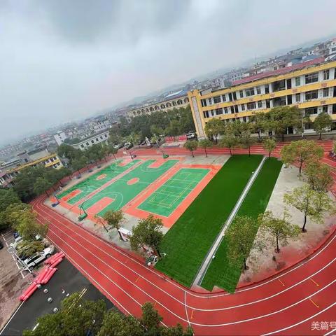 双减助提升，高效促成长。—记雩田中学高效课堂登记检查。