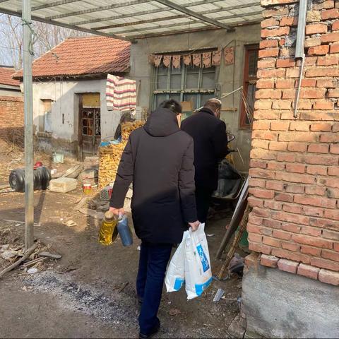 苑城农商银行前往东夏村开展走访慰问贫困户活动