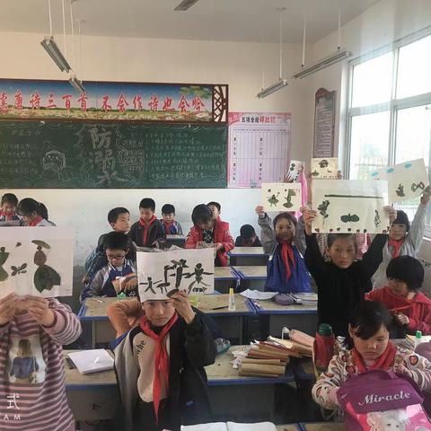 吕河乡中心小学以“秋天的落叶"为主题的树叶粘贴画活动。