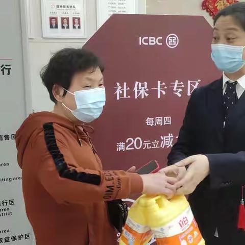 信州支行营业部优秀服务案例——尊老爱幼，贴心服务