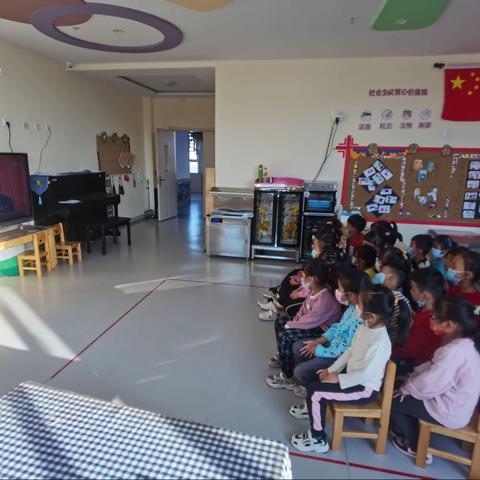 首都师范大学大路实验幼儿园观看钟南山事迹视频