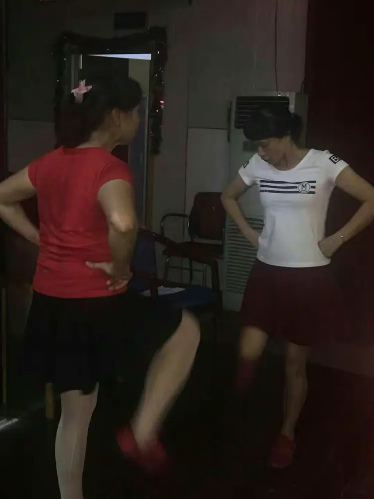 载歌载舞庆祝轻松广场舞团成立一周年活动