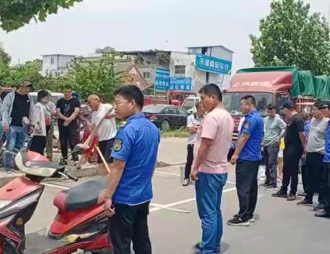 开发区城管局划线治理路边市场规范经营