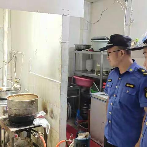 城管部门对辖区餐馆使用燃气罐排查