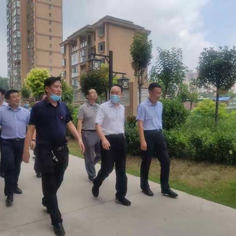 平顶山市城市管理局到许昌经开区垃圾分类试点小区观摩