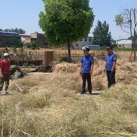 开展占道晒粮整治行动