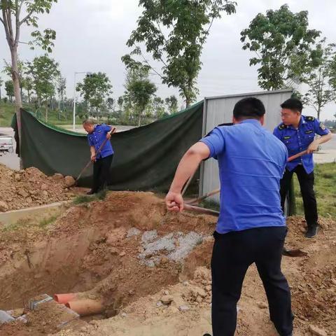 城管部门对西外环医药产业园人行道井坑实施填封