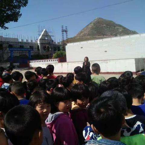雷庄小学利用大课间时间召开安全教育校会简讯