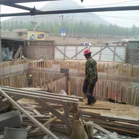 县局康主任来到雷庄小学查看幼儿园施工情况简讯