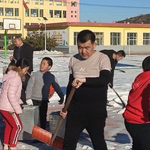 铲雪除冰美校园  师生奉献暖人心——石家庄完全小学开展清扫积雪活动