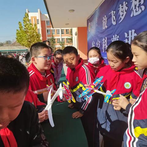 放飞梦想 希望启航——汇仟小学举行“航模科普进校园”开班仪式