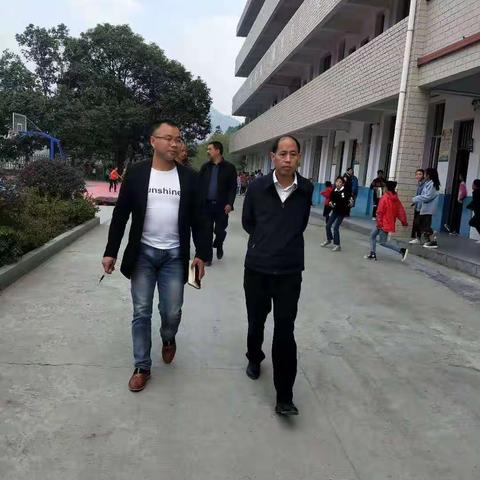溆浦县教育局党委书记、局长严安民同志莅临葛竹坪镇中心小学指导检查工作