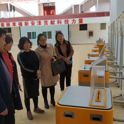 社区中心联合县教科局、科协对清华园社区科技馆进行实地调研