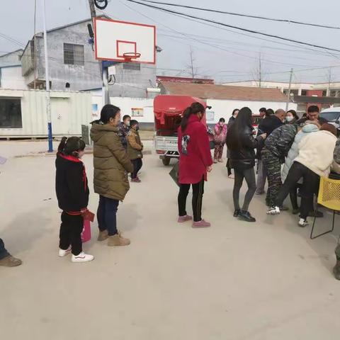 范楼镇马庄小学“疫情”战役---全体教干送书到村。