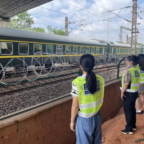 铁路安全在我心——邓埠街道青垦社区开展压减铁路沿线案事件整治活动