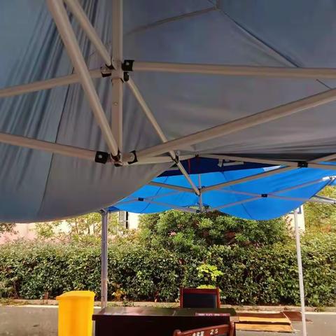 社区好人好事–热心居民义务维修核酸点帐篷⛺