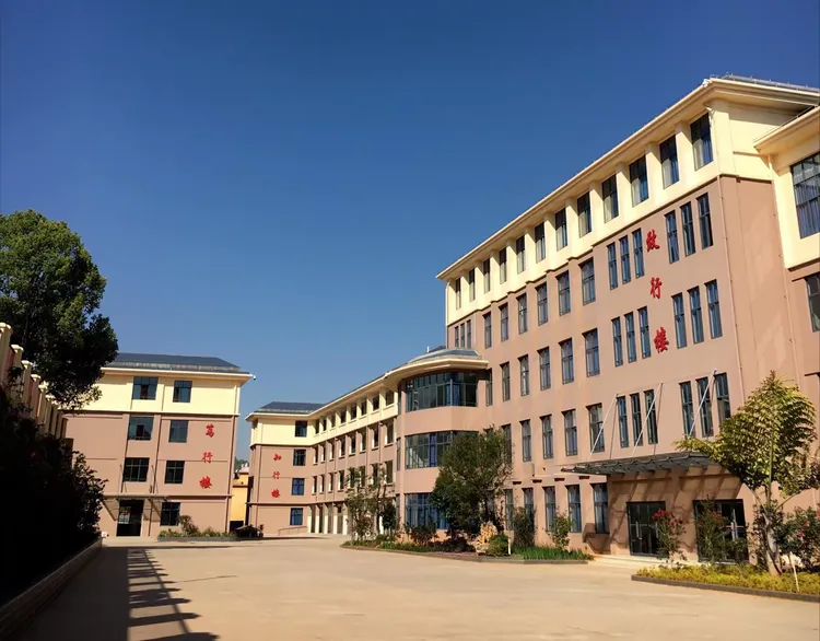 玉溪八中将继续努力,把劳动教育纳入学生培养全过程,着力打造一所管理