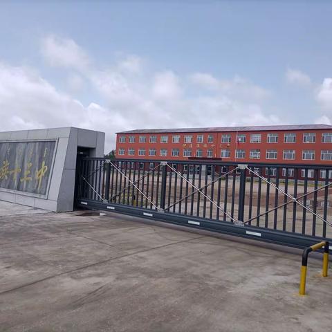 在关怀中砥砺前行—伊通县人大主任王振峰到伊通十三中视察工作