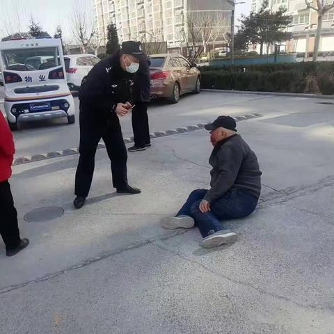 冬日愈寒 警心温暖丨老人遛弯跌倒 民警暖心救助