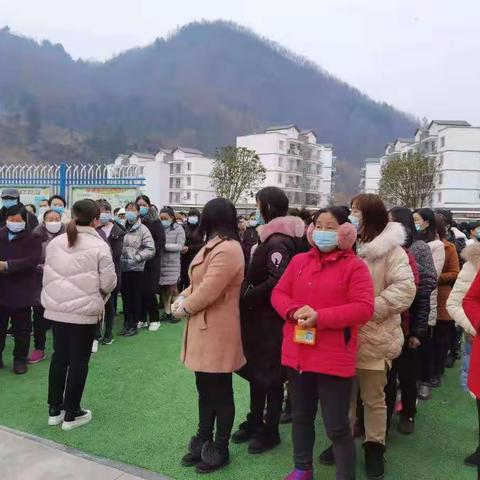 走进孩子  倾听孩子  陪伴孩子—长岭镇中心幼儿园开展“家长开放日”活动