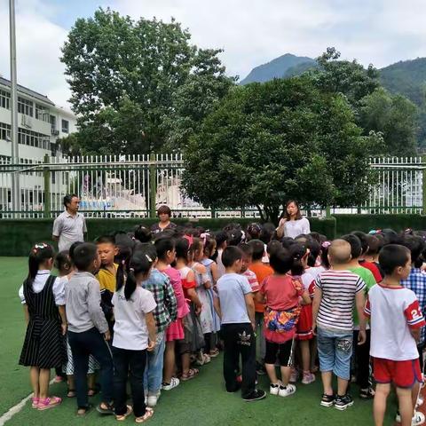 走进小学，快乐起航---长岭镇中心幼儿园参观长岭镇中心小学