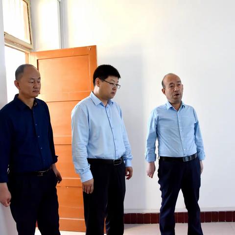 国家税务总局宝鸡市凤翔区税务局党委书记、局长熊博深入糜杆桥分局进行调研