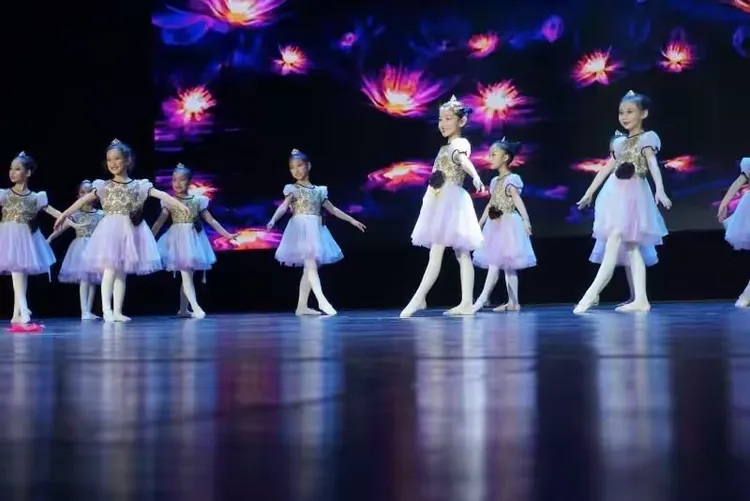 和小演员们一起演出舞蹈《公主的梦想》