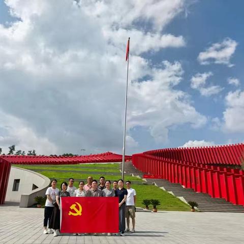 红飘带下，重走长征路