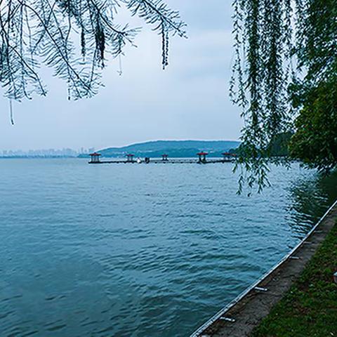 武汉东湖凌波门游泳池