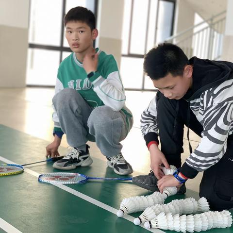 “课”战群雄，谁“羽”争锋——来安县汊河镇中心学校课后服务开展羽毛球课