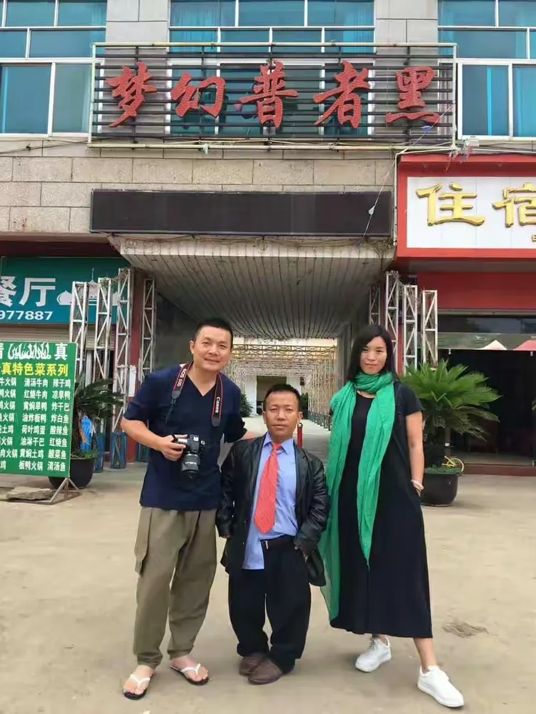 蒙永福带着队伍与广南县杨柳井乡新寨村一起联欢