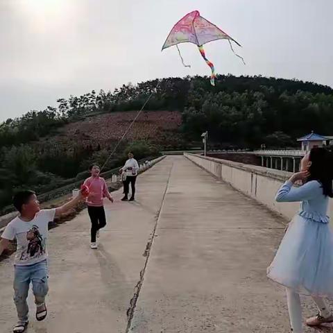 万物复苏，春暖花开，陪孩子们游玩，领略自然、生活的美。春天去郊外放风筝采朵野花，触摸春的气息，带孩子们游玩！