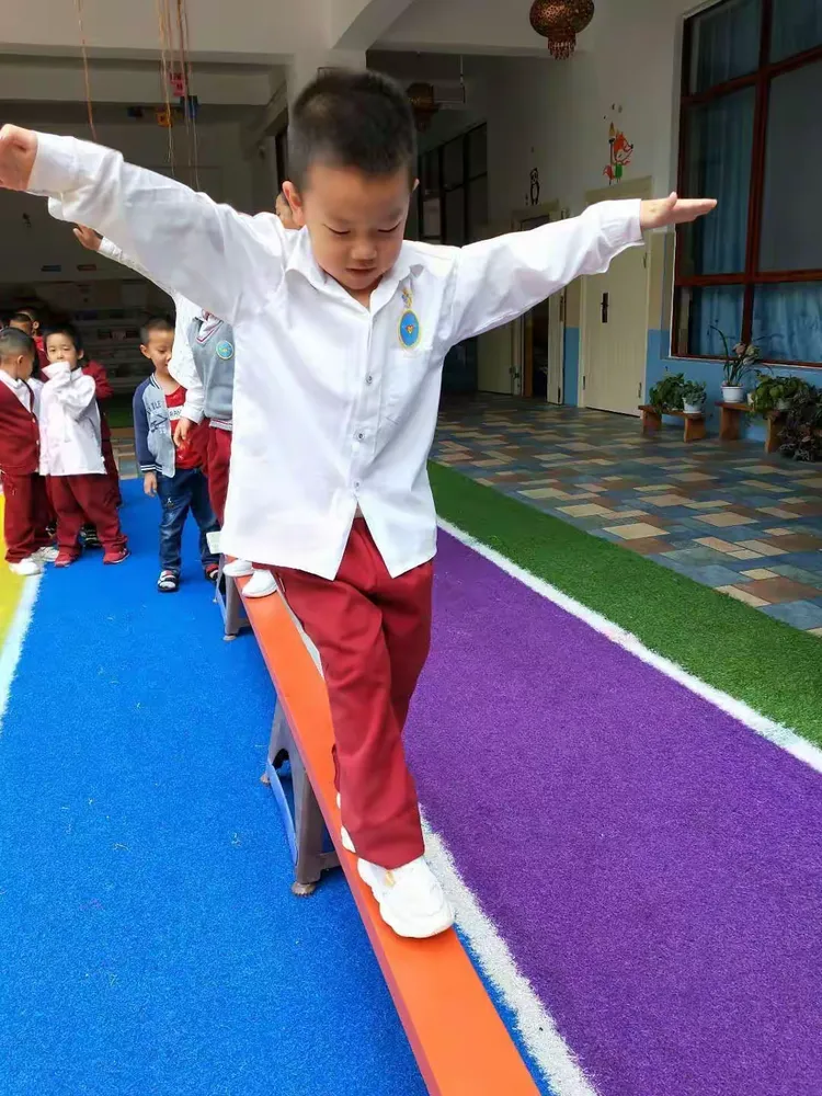 户外活动，不仅有助于提高幼儿的运动能力，促进动作协调发展，而且放松了孩子们的情绪，放飞了孩子们的心灵