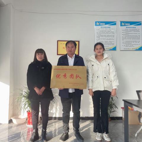 热烈祝贺银湾物业集团梁山分公司被公路局授予优秀团队称号！樊利等同志获得优秀经理等称号！
