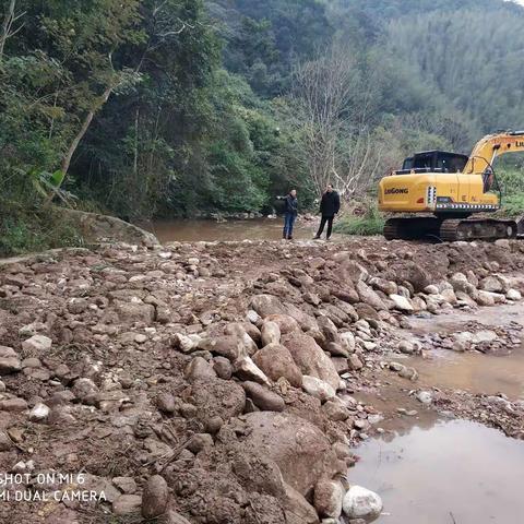 2022年新春伊始，红坊岭背村，早谋划，早动手，完成机耕道建设，拟将村土地统一流转，发展百香果产业。2022.1.5