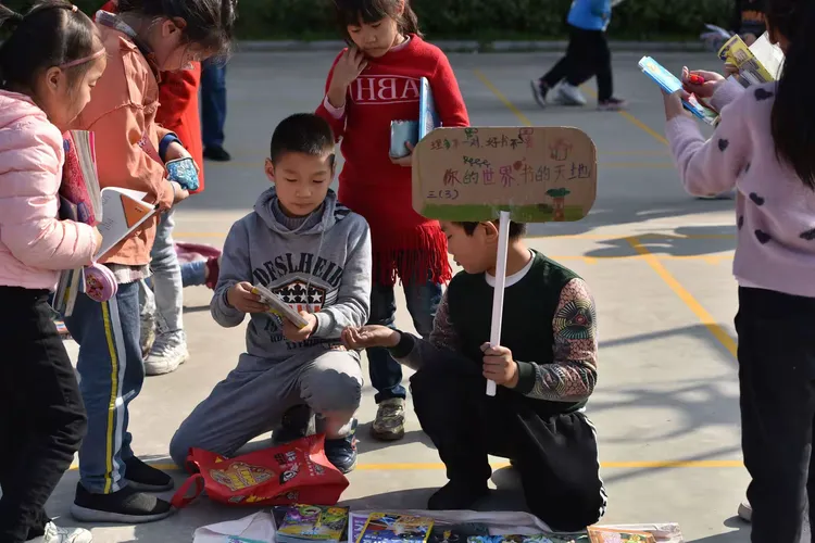 磨小跳蚤书市嗨翻天