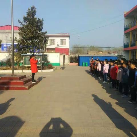 加强爱国教育，树立文明新风。唐庄乡中心小学升国旗活动。