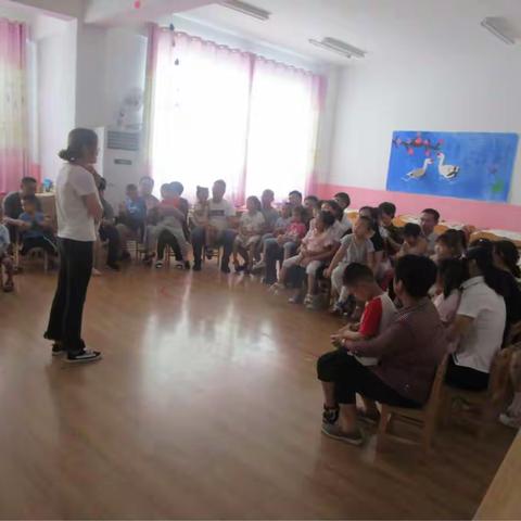     大手牵小手，浓浓端午情