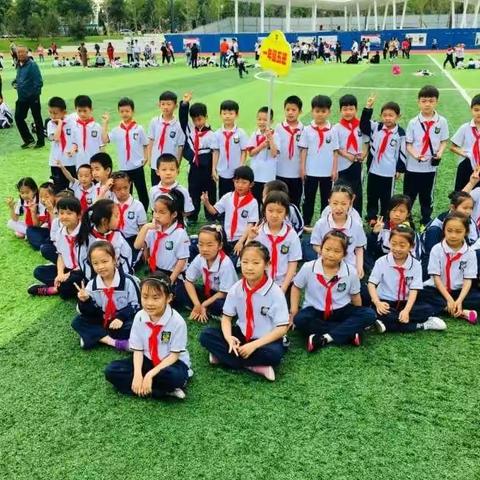 实验小学南校区2017级五班🌸栀子花中队《我与爸妈比童年》